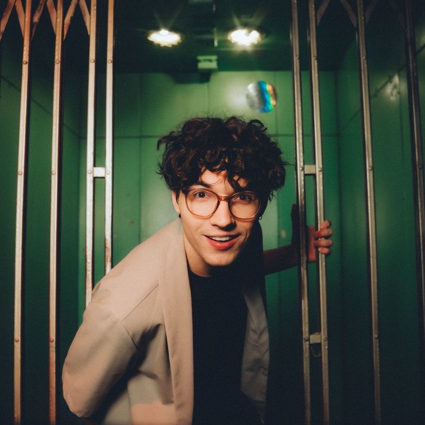 Foto: Martin Kosseson Aaron on kaasahaarava energiaga, alati positiivne, andekas noor meediategelane, kelle töö ringleb televisiooni, filmikunsti ja teatri vahe